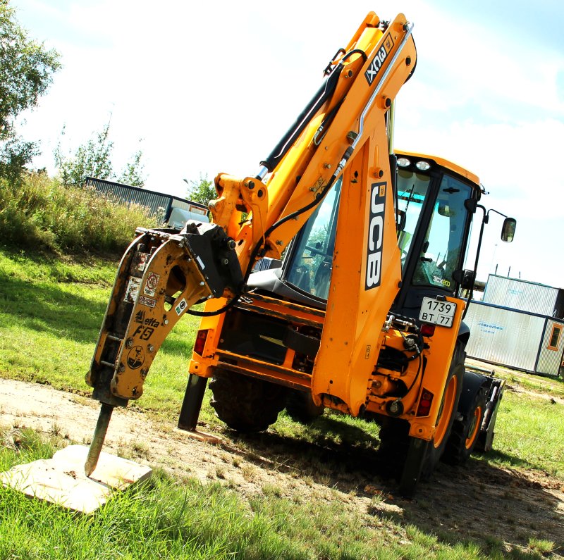 Экскаватор-погрузчик JCB 4cx с гидромолотом
