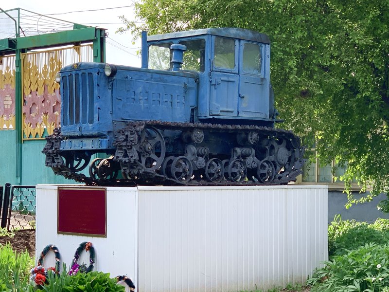ДТ 54 памятник
