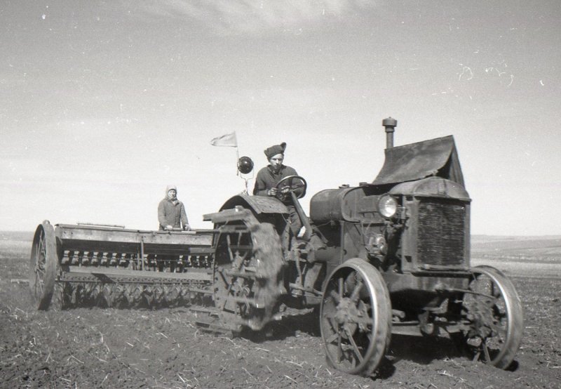 Трактор колхоз 1945