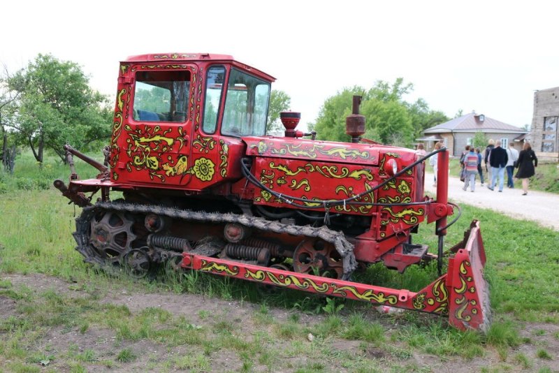 Розовый трактор ДТ 75