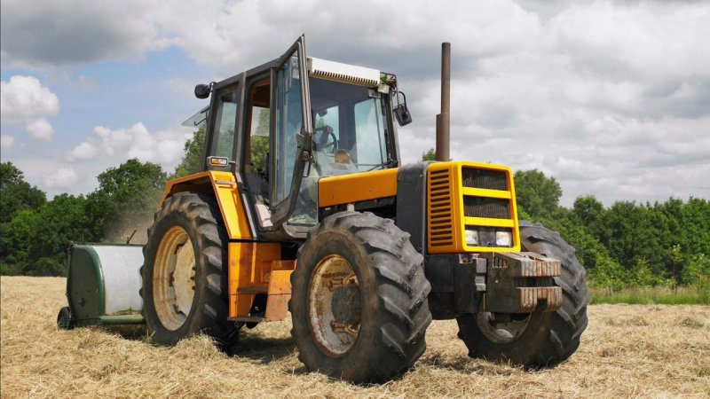 Желтый трактор JCB