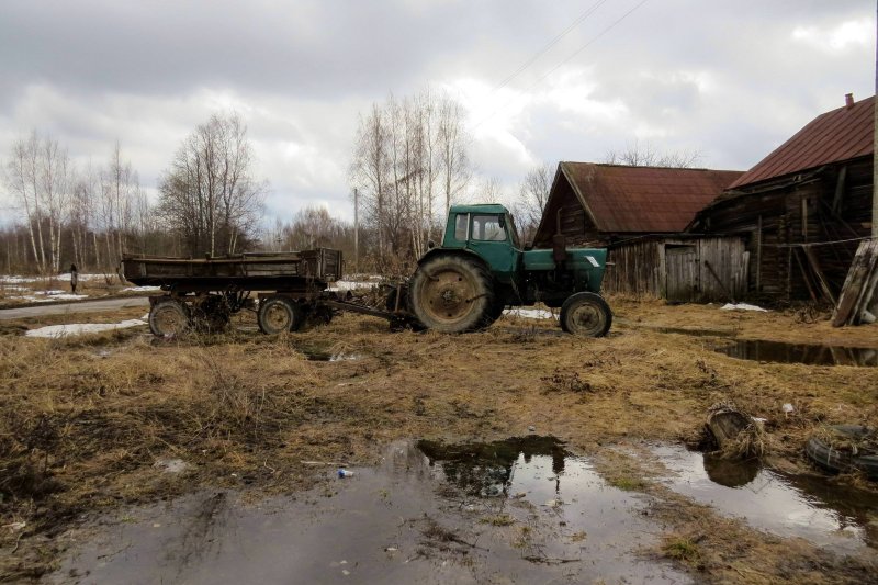 Трактор в деревне