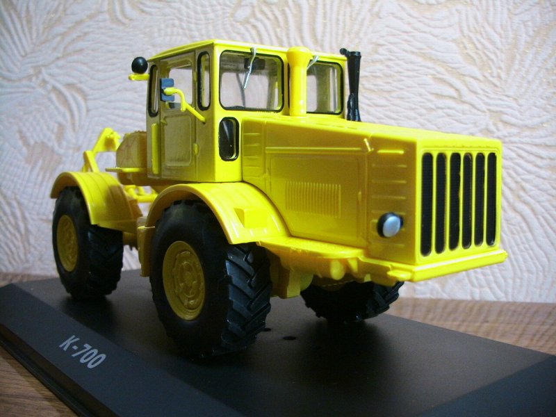 К-700 Кировец из лего гусеничный