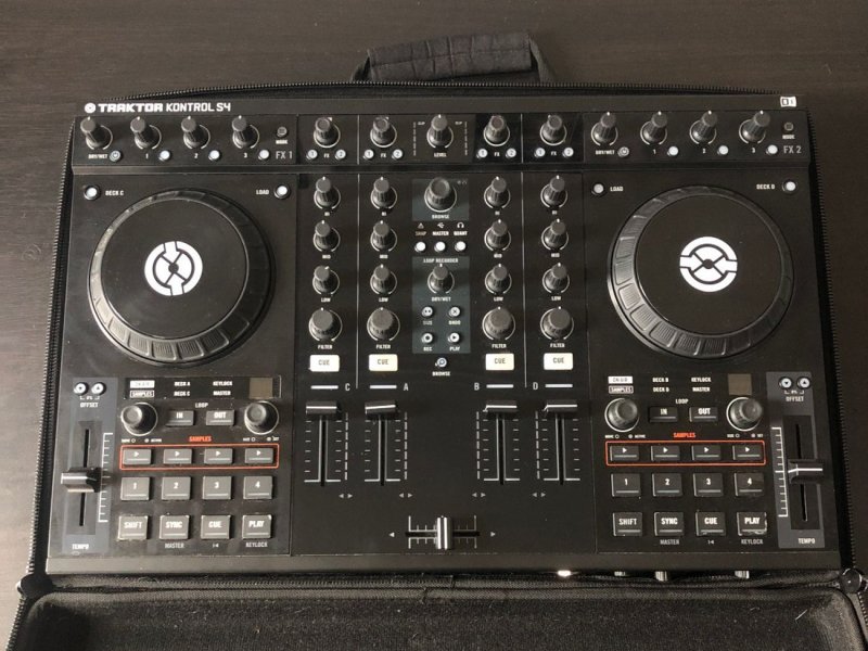 Native instruments Traktor kontrol s4 mk1