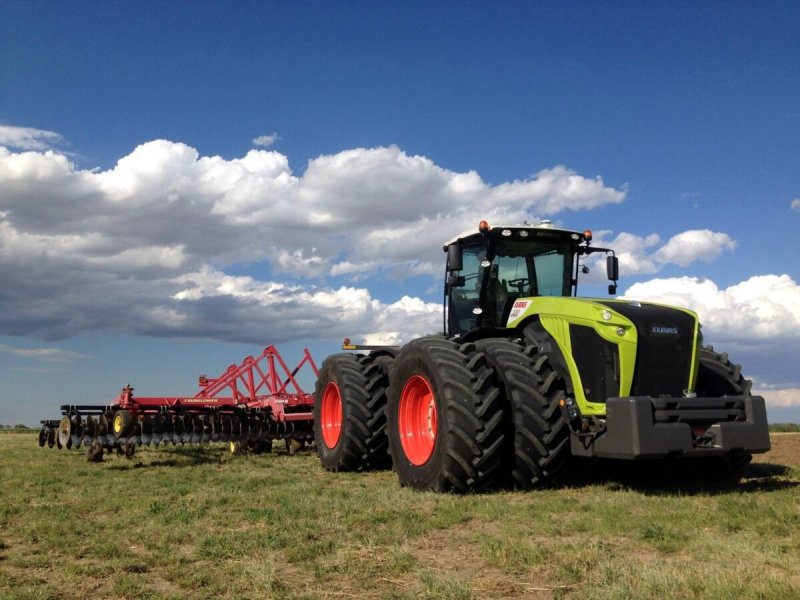 CLAAS Xerion 5000 в поле