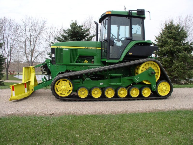 Трактор гусеничный (John Deere 8020t)