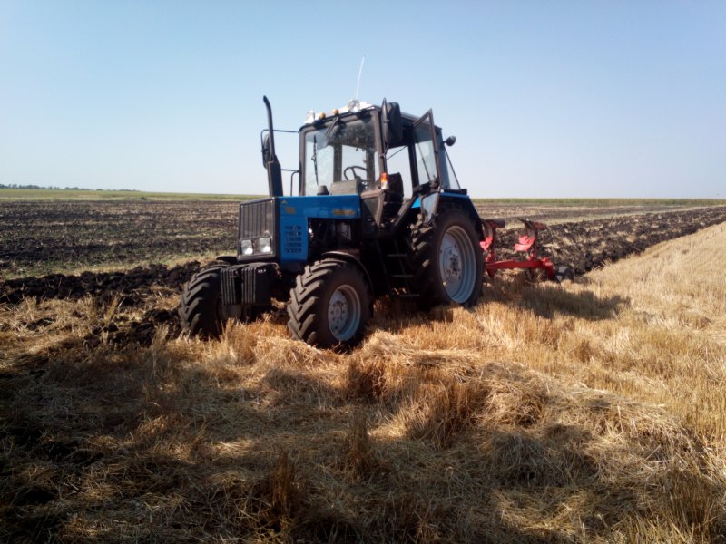 Трактор МТЗ 892 С плугом
