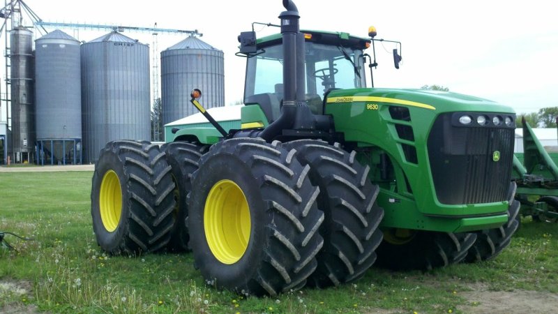 Трактор John Deere 9330