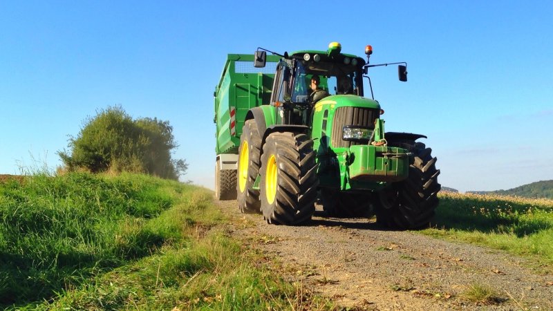 Трактор John Deere в поле