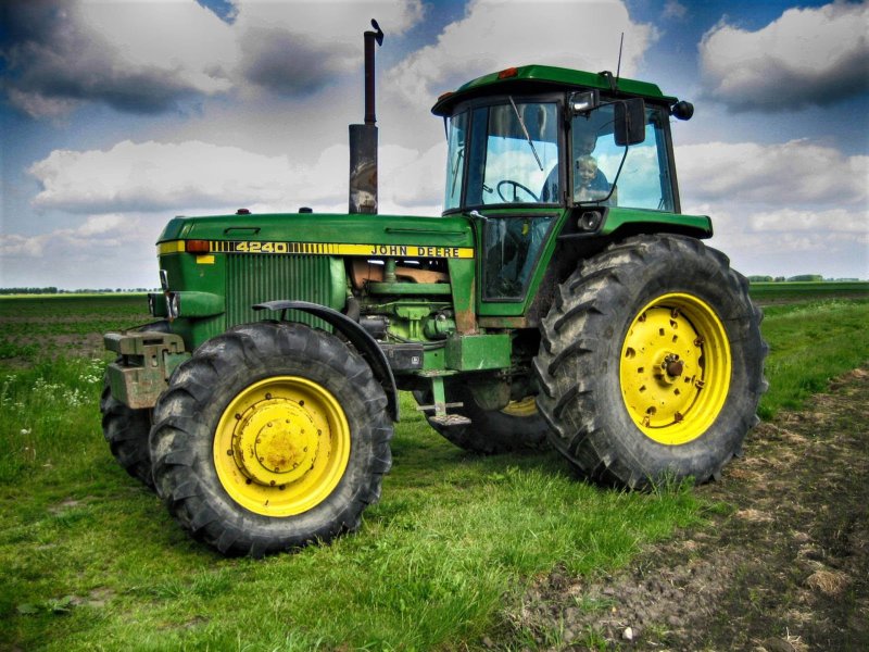 John Deere трактор