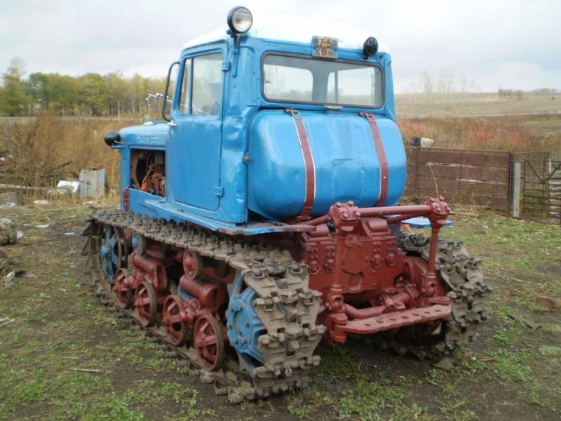 Трактор гусеничный ДТ-75 казахстанец