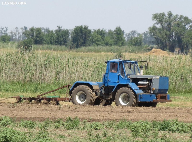 Трактор т-150 с плугом