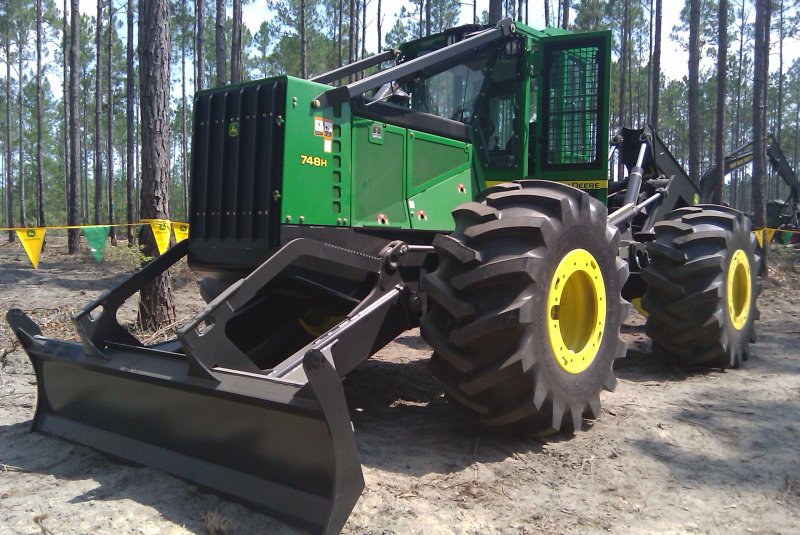 John Deere 748h