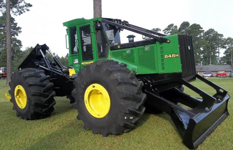 Трелевочный трактор John Deere 748