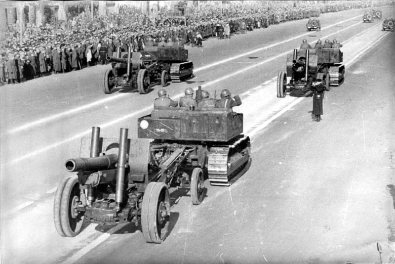 Трактора буксируют пушки 1941 г.