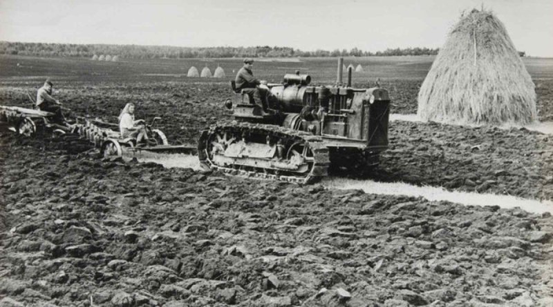 Трактора в поле 1930-1941 годы