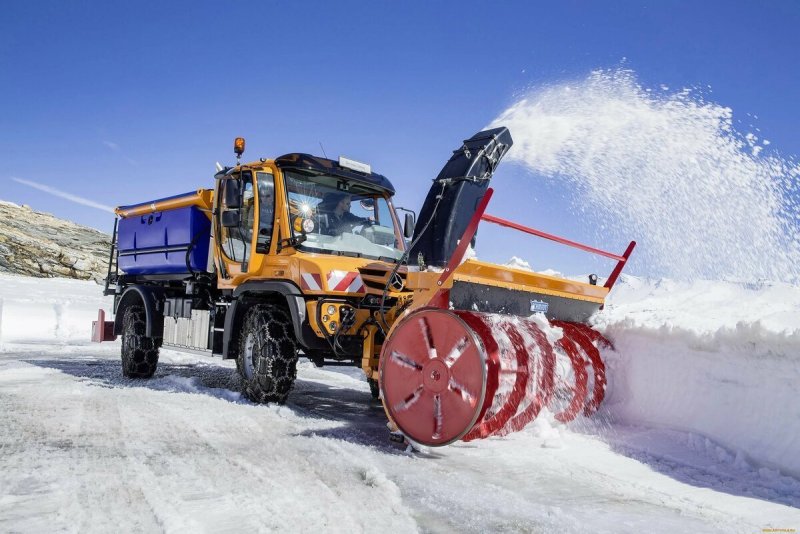 Снегоуборочная машина Mercedes-Benz Unimog