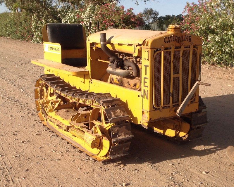 Катерпиллер гусеничный трактор Cat d2