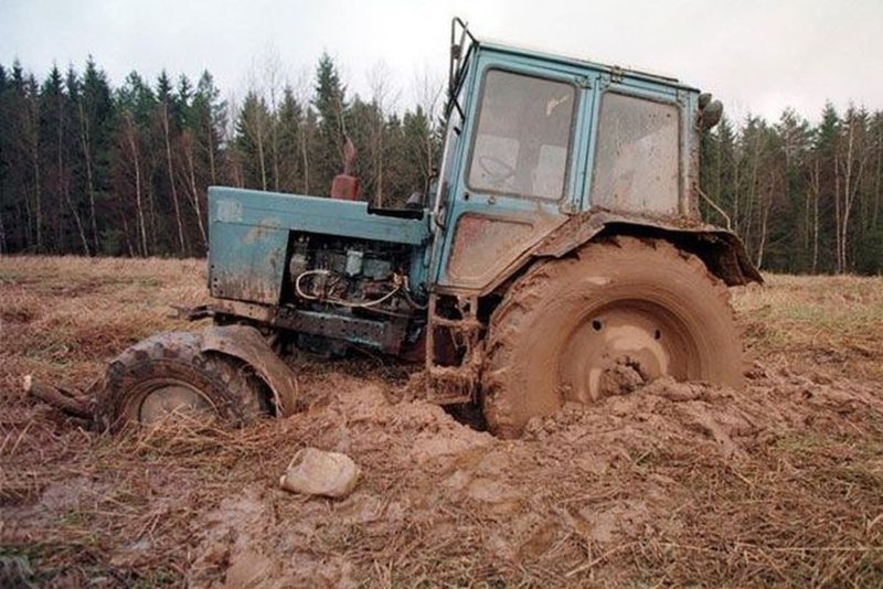 Трактор МТЗ 82 застрял в грязи