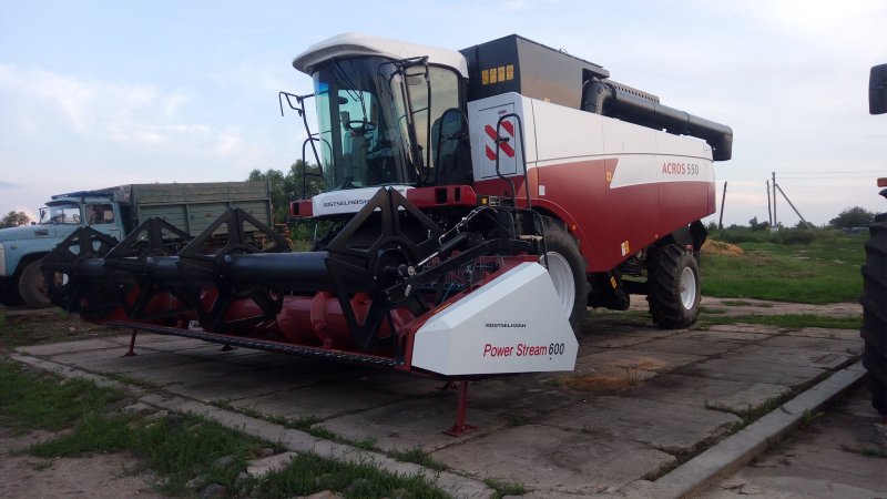 Комбайн Ростсельмаш Акрос 550