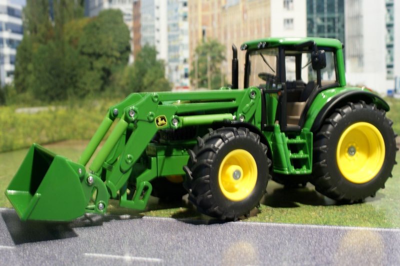 Трактор John Deere 6820