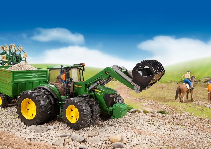 Трактор Bruder Deere John