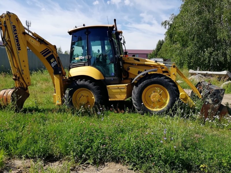 Экскаватор погрузчик Комацу wb93s