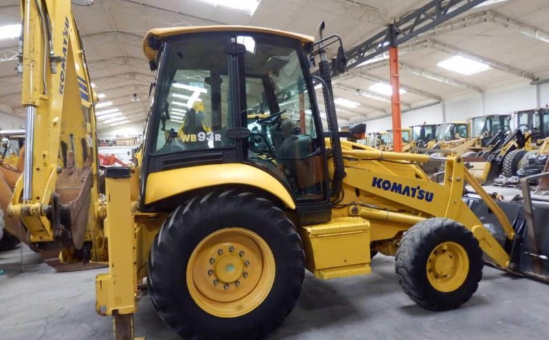 Экскаватор-погрузчик Komatsu wb93r-5