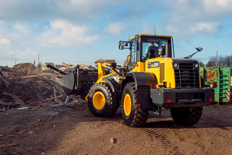 Фронтальный погрузчик Komatsu-200