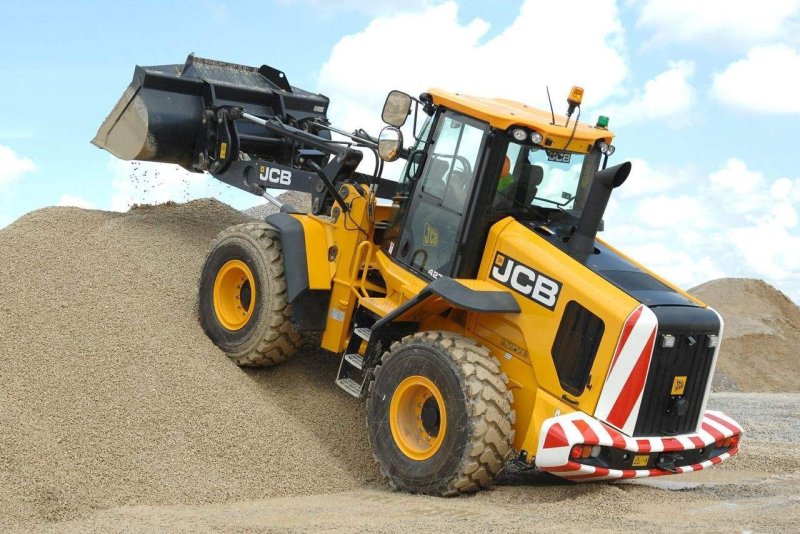 Трактор JCB фронтальный погрузчик