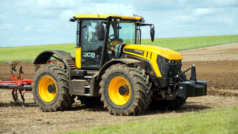 Сельхоз трактор JCB