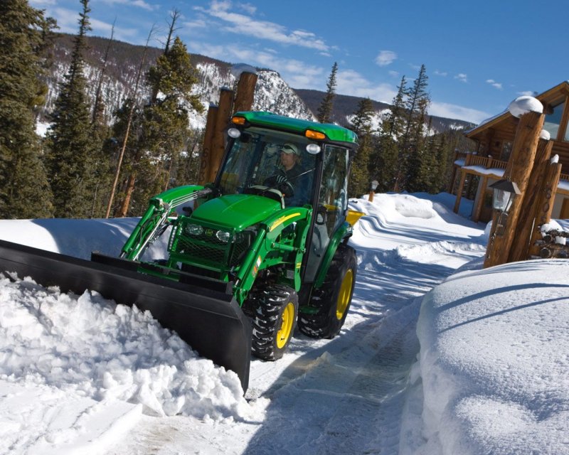 Трактор John Deere зимой