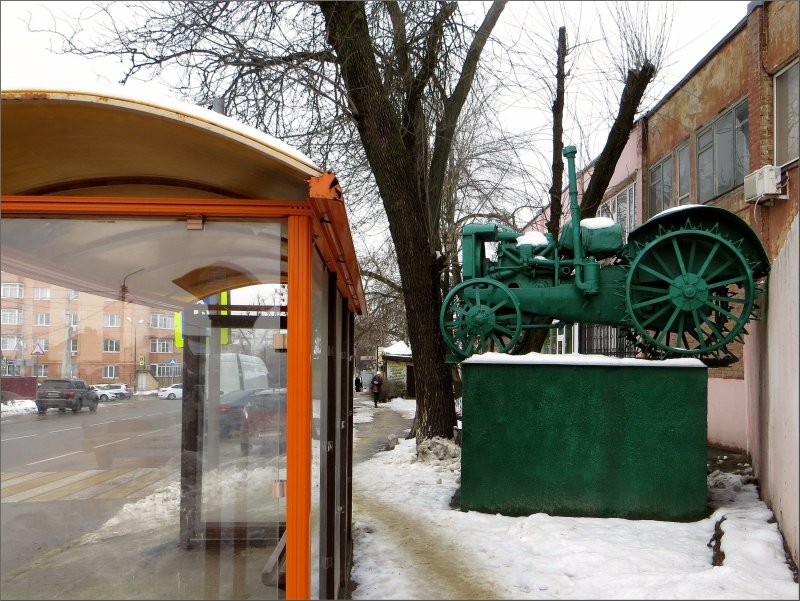 Аксай памятник трактор