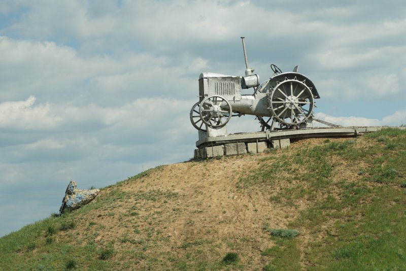 Памятник трактор Тацинская