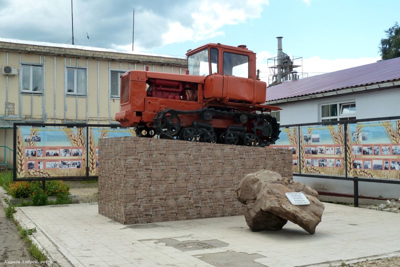 Памятники трактору ДТ-75
