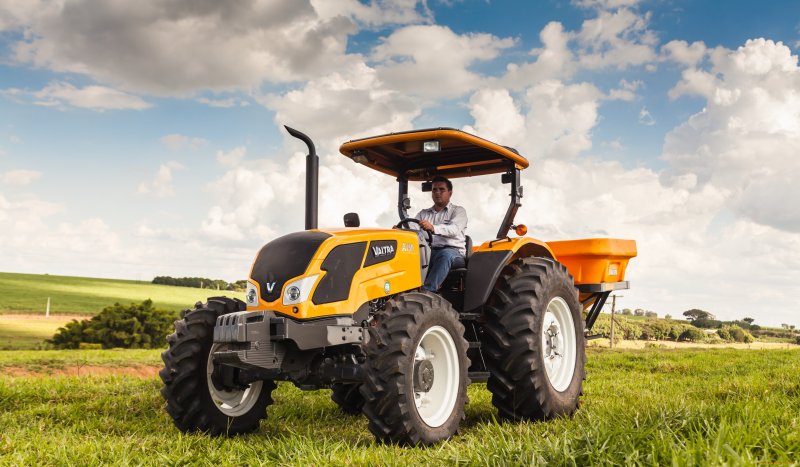 Трактор Valtra желтый