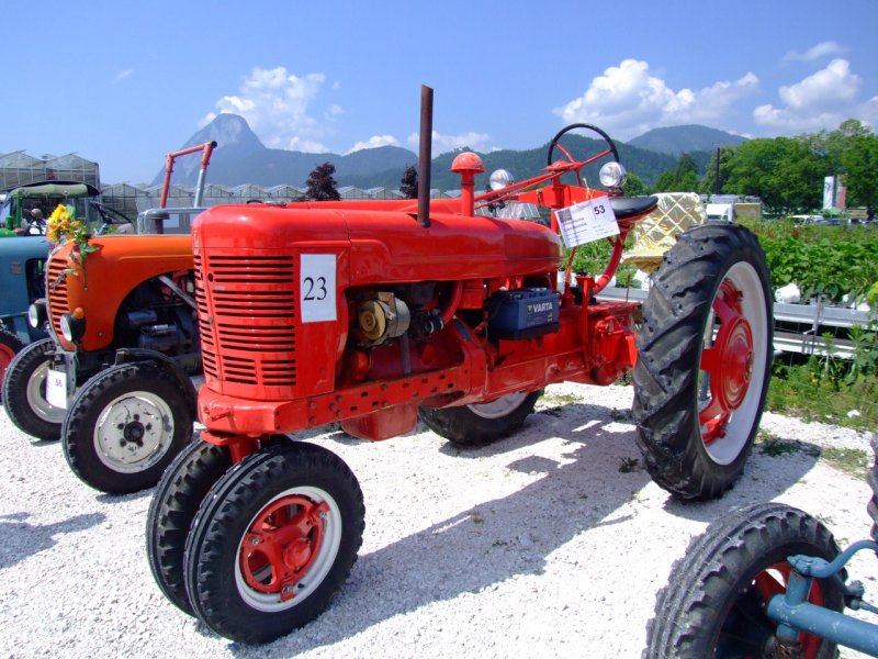 Трактор-трицикл farmall.
