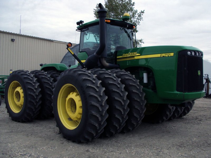 Колесный трактор John Deere