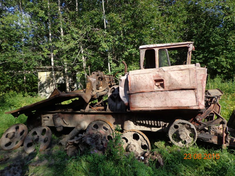 Заброшенный т150 гусеничный