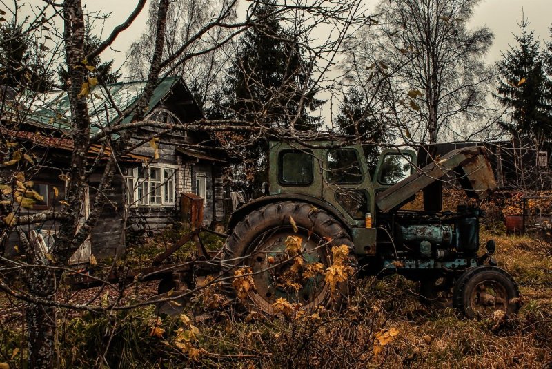 Заброшенный трактор в лесу