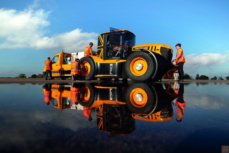 Гоночный трактор JCB