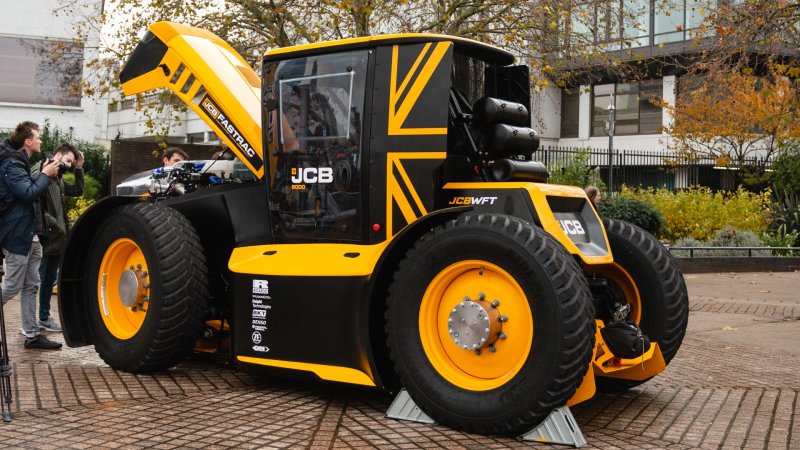 Самый быстрый трактор JCB