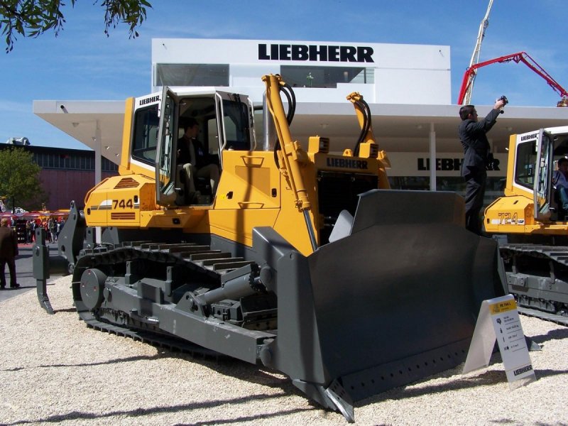 Liebherr PR 744