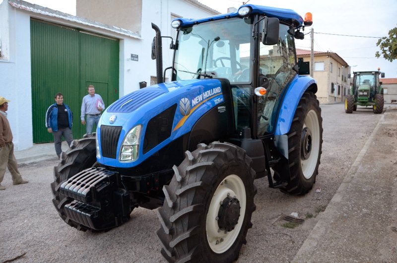 Трактор New Holland td5