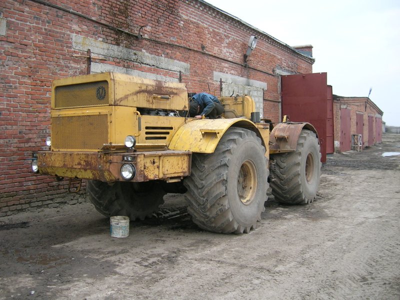 Старый трактор к-700 Кировец