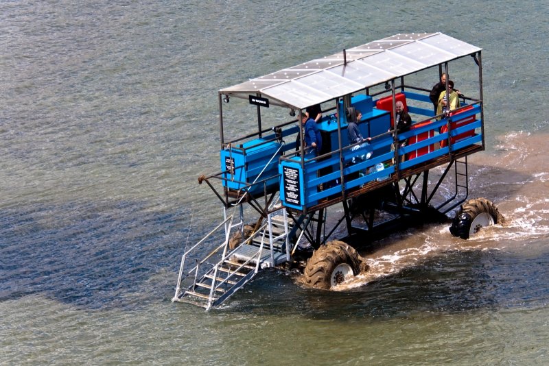 Трактор из водных спасателей