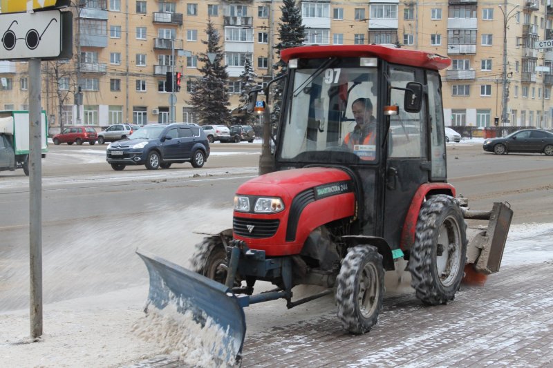 Трактор для уборки тротуаров