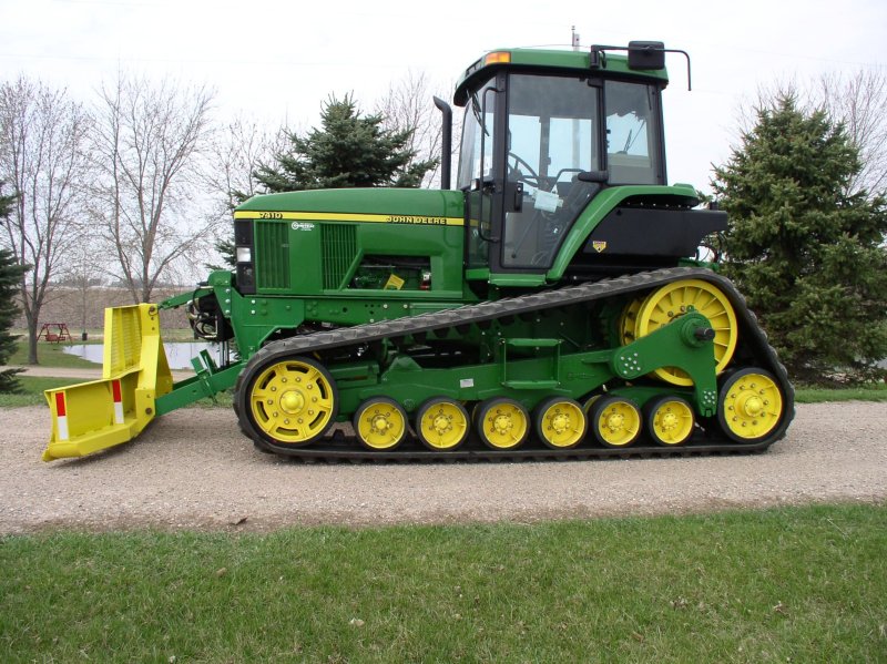 Трактор гусеничный (John Deere 8020t)