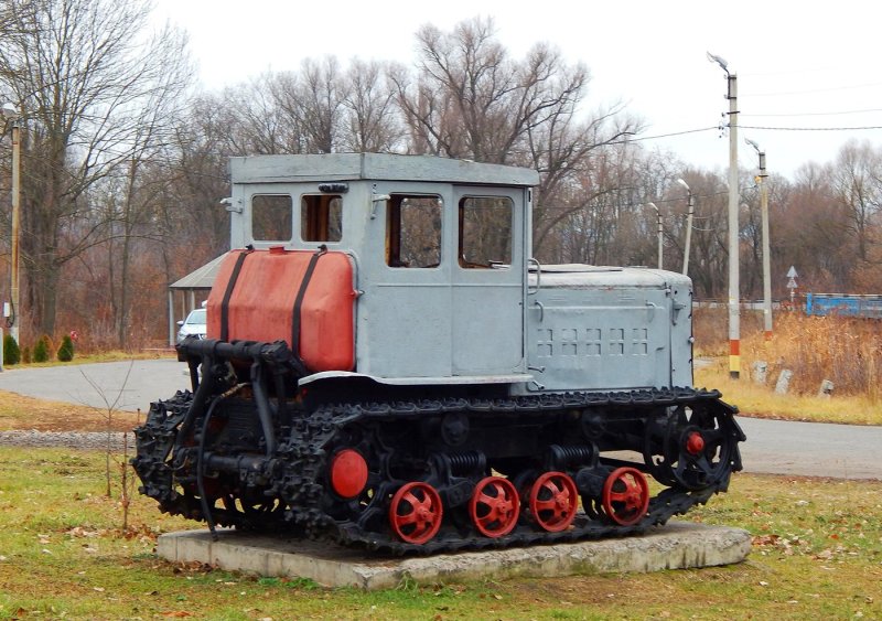 Гусеничный трактор ДТ-54