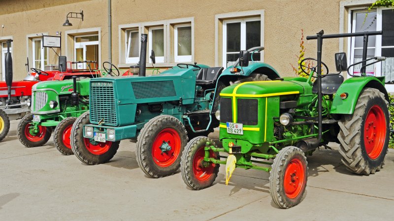 Выставка старинных тракторов
